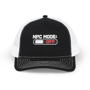 Puede incluir: Gorra de camionero negra y blanca con el texto "NPC MODE: OFF" en blanco y rojo. La gorra tiene un panel frontal negro, una parte trasera de malla blanca y una visera curva. El texto está encima de un botón de encendido.