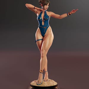 Può includere: Una statuetta dettagliata di un personaggio in un body blu a taglio alto con accenti dorati, che indossa chignon, braccialetti e sandali blu con cinturini. La figura è in posa da arti marziali su una base circolare con una texture sabbiosa.