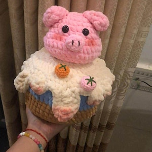 Gehäkeltes Schwein Cupcake Plüsch, Amigurumi Spielzeug, Kawaii Dekoration (PDF Anleitung)