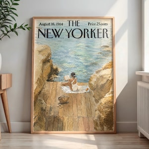 Könnte beinhalten: Ein gerahmter Druck des The New Yorker Magazin-Covers vom 16. August 1964 mit einer Illustration einer Person im weißen Badeanzug, die auf einem Holzsteg zwischen Felsklippen sitzt, ein Buch liest und eine Tasche sowie Sandalen neben sich hat.