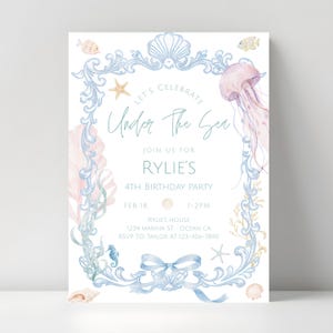 Puede incluir: Una invitaci&oacute;n con el tema "Bajo el mar". El dise&ntilde;o presenta una combinaci&oacute;n de colores azul claro y rosa con ilustraciones de acuarela de vida marina, incluyendo una medusa, un caballito de mar y una estrella de mar. El texto dice "Let's Celebrate Under The Sea".