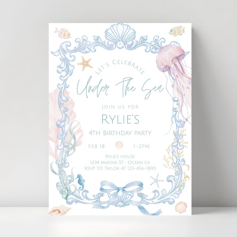Puede incluir: Una invitaci&oacute;n con el tema "Bajo el mar". El dise&ntilde;o presenta una combinaci&oacute;n de colores azul claro y rosa con ilustraciones de acuarela de vida marina, incluyendo una medusa, un caballito de mar y una estrella de mar. El texto dice "Let's Celebrate Under The Sea".
