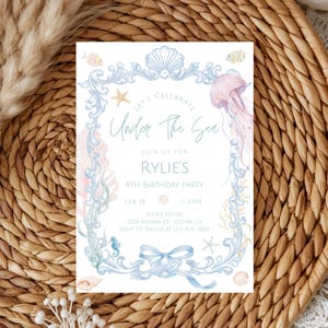 Puede incluir: Una invitaci&oacute;n con tem&aacute;tica de Bajo el Mar. La invitaci&oacute;n presenta un borde azul claro con conchas marinas, caballitos de mar y medusas. El texto dice "Let's Celebrate Under The Sea" e incluye detalles de la fiesta del 4&ordm; cumplea&ntilde;os de Rylie.