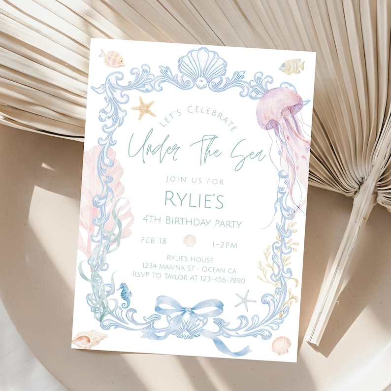 Puede incluir: Una tarjeta de invitaci&oacute;n blanca con un dise&ntilde;o de acuarela azul y rosa. El texto dice "Let's Celebrate Under The Sea" y anuncia la fiesta de 4&ordm; cumplea&ntilde;os de Rylie. Los elementos decorativos incluyen conchas marinas, caballitos de mar y una medusa.