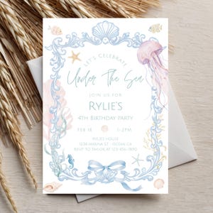 Puede incluir: Una invitaci&oacute;n para la fiesta de 4&ordm; cumplea&ntilde;os de Rylie, con el tema "Bajo el Mar". El dise&ntilde;o incluye un marco azul claro con conchas marinas, caballitos de mar y una medusa. El texto de la invitaci&oacute;n incluye la fecha, la hora y la informaci&oacute;n de RSVP.