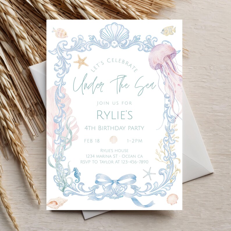 Puede incluir: Una invitaci&oacute;n para la fiesta de 4&ordm; cumplea&ntilde;os de Rylie, con el tema "Bajo el Mar". El dise&ntilde;o incluye un marco azul claro con conchas marinas, caballitos de mar y una medusa. El texto de la invitaci&oacute;n incluye la fecha, la hora y la informaci&oacute;n de RSVP.