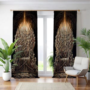 Puede incluir: Cortinas con una detallada ilustración del Trono de Hierro, un símbolo de poder, hecho de espadas. El diseño se establece sobre un fondo oscuro con un brillo dorado, creando un efecto dramático. Las cortinas se exhiben en una habitación con plantas y una silla.