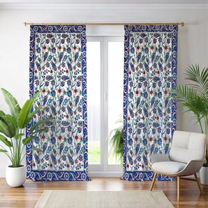 Cortinas con estampado tradicional de azulejos turcos de Iznik, cortinas con estampado de tulipanes estilo otomano, tratamiento de ventanas de cerámica azul y blanca, decoración oriental.