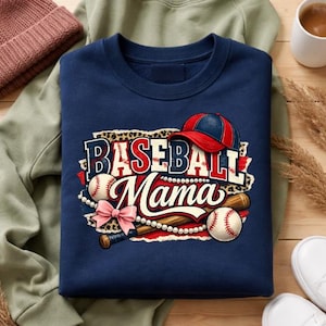 Puede incluir: Sudadera azul marino con el texto "Baseball Mama" en una fuente decorativa, con pelotas de béisbol, un bate de béisbol y una gorra de béisbol. El diseño incluye un lazo rosa y un fondo con estampado de leopardo.
