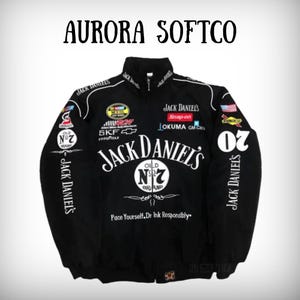 Puede incluir: Una taza de cerámica blanca con un asa negra y el texto "But First, Coffee" en negro, con una fuente de estilo manuscrito. La taza está sobre una superficie blanca.