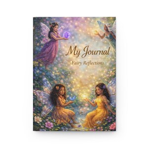 Könnte beinhalten: Ein Hardcover-Journal mit dem Titel "My Journal Fairy Reflections" zeigt eine Fantasy-Illustration. Das Cover zeigt vier Feen in fließenden Kleidern, umgeben von Blumen und funkelndem Licht. Die Feen halten leuchtende Kugeln und Schmetterlinge.
