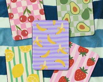 Funda para Kindle Paperwhite con estampado de frutas de verano: cerezas, plátanos, limones, aguacates y fresas.