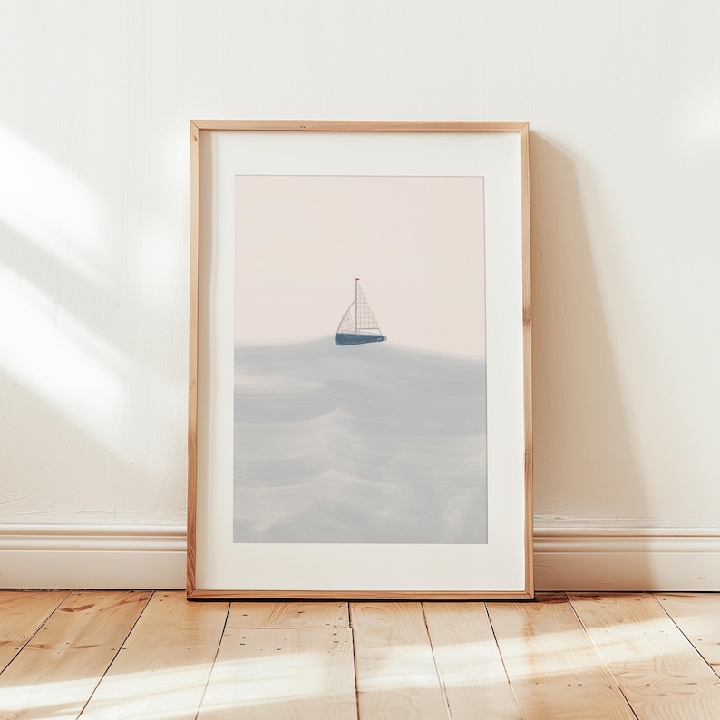 K&ouml;nnte beinhalten: Eine gerahmte Illustration eines Segelboots auf einem hellblauen Meer mit einem rosa Himmel im Hintergrund.