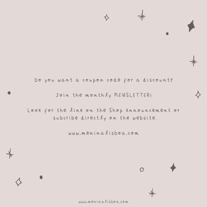 May include: Text overlay on a light gray background with a few stars and dots. The text reads: "Do you want a coupon code for a discount? Join the monthly NEWSLETTER! Look for the link on the Shop Announcement or subscribe directly on the website. www.memimalisboa.com"