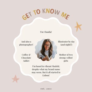 K&ouml;nnte beinhalten: Eine hellrosa und beigefarbene Illustration einer Frau mit Brille und einem Buch. Der Text "Get to Know Me" befindet sich in einem Kreis mit wei&szlig;em Rand und einem braunen, gelben und orangenen Farbschema. Der Text "I'm Claudia!" befindet sich unterhalb des Kreises. Der Text "And also a photographer!" befindet sich in der oberen linken Ecke. Der Text "Illustrator by day (and night!!)" befindet sich in der oberen rechten Ecke. Der Text "Coffee & Chocolate Addict" befindet sich in der unteren linken Ecke. Der Text "Mother of two strong-willed girls" befindet sich in der unteren rechten Ecke. Der Text "I'm based in vibrant Madrid, despite what my brand name may seem. But it all started in Lisbon!" befindet sich in der Mitte des Bildes. Der Text "est. 2011" befindet sich am unteren Rand des Bildes.