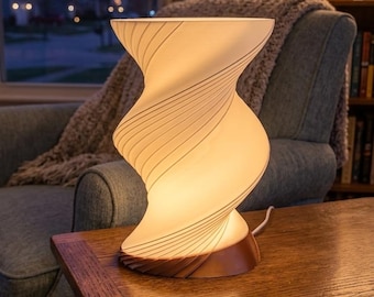 Moderne spiraalvormige tafellamp – 3D-geprinte lamp met gedraaide lijn – Hedendaags omgevingslicht – Minimalistische accentverlichting – Sculpturaal bureaudecor