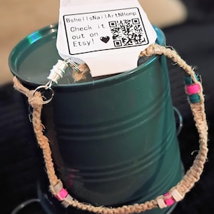 ピンクとグリーンのゴム風ディスクビーズが付いた茶色の麻製アンクレット