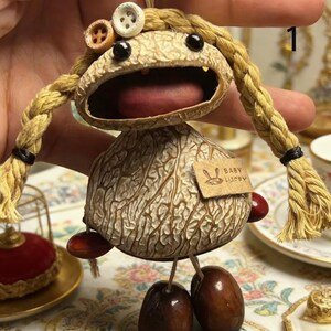 Puede incluir: Una bandeja de servir de madera hecha a mano con acabado natural. De forma rectangular con esquinas redondeadas y dos asas talladas. La veta de la madera es visible. Dimensiones: 45.7 cm de largo, 30.5 cm de ancho y 5.1 cm de alto.