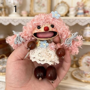 Puede incluir: Un letrero de madera rústica con el texto "Welcome to our home" en letras blancas. El letrero presenta un acabado envejecido y un diseño simple y acogedor, perfecto para un porche o entrada.