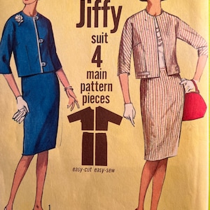 Könnte beinhalten: Ein Vintage-Schnittmuster für einen Jiffy-Anzug mit vier Hauptteilen. Das Schnittmuster ist für ein einfach zu schneidendes und zu nähendes Projekt. Das Bild zeigt zwei Frauen, die den Anzug in verschiedenen Farben tragen. Eine Frau trägt einen blauen Anzug und die andere einen gestreiften Anzug.