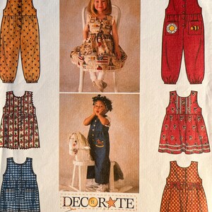 Può includere: Un cartamodello per abbigliamento per bambini. Il cartamodello include un vestito, una salopette e un grembiule. Il cartamodello si chiama "Decora il tuo".