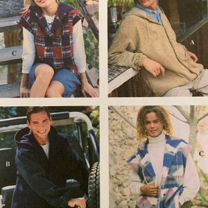 Puede incluir: Cuatro chaquetas con capucha diferentes en varios colores y patrones. Las chaquetas se muestran en modelos en diferentes poses. Las chaquetas son todas informales y cómodas.