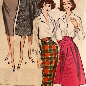 Puede incluir: Una ilustración vintage de patrón de costura que muestra a tres mujeres con diferentes faldas. La mujer de la izquierda lleva una falda marrón, la mujer del centro lleva una falda a cuadros y la mujer de la derecha lleva una falda rosa. El texto "Quick 'N Easy" es visible en la esquina inferior izquierda de la imagen.