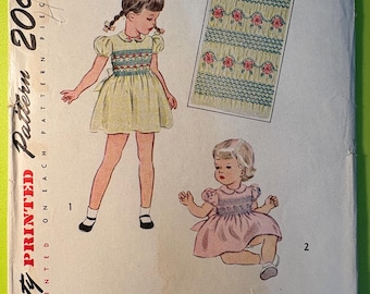 1946 Smockdkleider für Kinder und Mädchen - Einfachheits-Schnittmuster 1842 - Grösse 6 (inklusive Applikationsmuster)