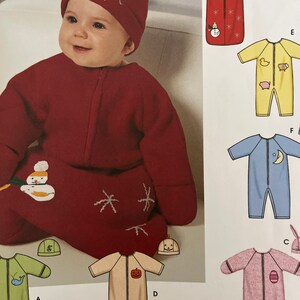 Può includere: Un cartamodello per sacchi a pelo e cappellini per neonati. Il cartamodello include sei diversi modelli, ognuno con un'applicazione diversa. I modelli includono un pupazzo di neve, un'anatra, una luna, una zucca, un coniglio e una balena. Il cartamodello è di Karen Z. Designs.