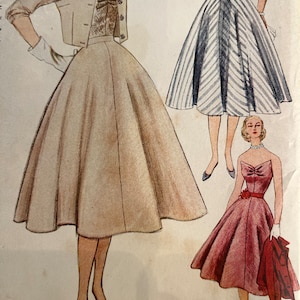 Può includere: Un'illustrazione vintage di un modello di cucito che presenta tre abiti da donna. Il primo abito è una gonna beige con una giacca corta abbinata. Il secondo abito è una gonna a righe bianche e nere con una camicetta nera. Il terzo abito è una gonna rossa con una cintura rossa abbinata e una giacca rossa.