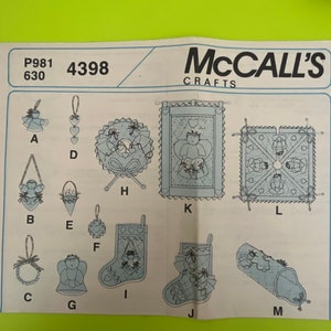Puede incluir: Una hoja de patrones de McCall's Crafts con varios diseños de adornos navideños. La hoja incluye patrones para ángeles, corazones, coronas, calcetines y otras decoraciones festivas. El número de patrón es 4398.