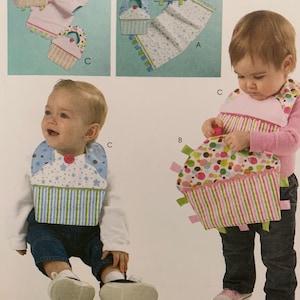 Peut inclure: Un patron de couture pour un bavoir de bébé avec un motif de cupcake. Le patron comprend trois vues différentes du bavoir, ainsi qu'un gros plan du produit fini. Le patron est de Cotton Ginny's.