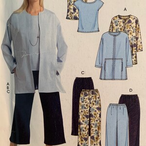 Könnte beinhalten: Ein Schnittmuster für eine Jacke, ein Oberteil und eine Hose. Die Jacke ist hellblau mit einem Reißverschluss an der Vorderseite. Das Oberteil ist hellblau mit einem U-Boot-Ausschnitt. Die Hose ist schwarz mit weitem Bein. Das Schnittmuster enthält Anweisungen zum Nähen aller drei Kleidungsstücke.