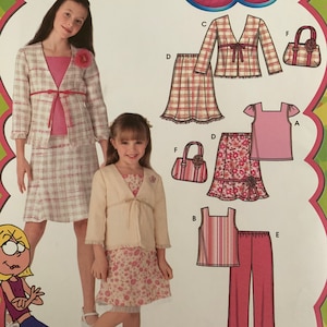 Könnte beinhalten: Ein Schnittmuster für ein Mädchen-Outfit mit einem rosa-weiß karierten Rock, einem rosa-weiß gestreiften Tanktop, einem rosa Tanktop, einem rosa-weiß floralen Rock, einer weißen Strickjacke und einer rosa Handtasche. Das Schnittmuster stammt aus der Fernsehserie "Lizzie McGuire".