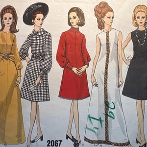 以下が含まれることがあります： ヴィンテージVogueの裁縫パターン。5つの女性用ファッションデザインが特徴です。マスタードイエロー、白黒チェック、赤、金色のトリム付き白、黒のドレスのイラスト。パターン番号は2067です。