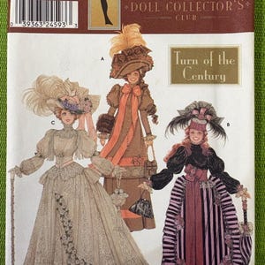 Op de afbeelding: Een Simplicity Doll Collector's Club naaipatroon-envelop met nummer 9522 Turn of the Century. De hoes toont illustraties van drie poppen in gedetailleerde jurken, hoeden en accessoires in historische stijl in bruine, crèmekleurige en gestreepte patronen.