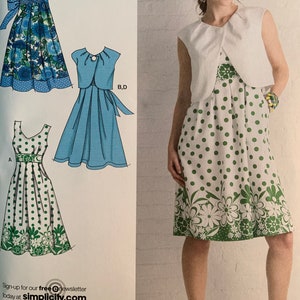 Puede incluir: Un patrón de costura para un vestido con estampado de lunares y flores. El patrón incluye tres estilos diferentes: un vestido sin mangas con cuello redondo, un vestido sin mangas con cuello en V y un vestido sin mangas con cuello redondo y una chaqueta bolero a juego. El patrón también incluye un código de barras y el texto "Regístrese para recibir nuestro boletín informativo gratuito@hoy en simplicity.com".