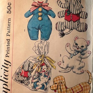 Pode incluir: Padrão Simplicity vintage com desenhos de animais de pelúcia. Inclui um palhaço, um elefante, um gato e um dachshund. O palhaço é azul com chapéu vermelho e gravata borboleta. O padrão está marcado "Simple to make."