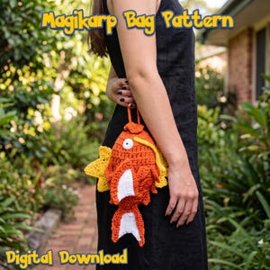 Puede incluir: Un bolso de ganchillo con forma de pez hecho con hilo naranja, amarillo y blanco. El bolso cuenta con un asa superior, un ojo blanco y aletas texturizadas. El texto Magikarp Bag Pattern y Digital Download aparece en letras amarillas con borde azul.