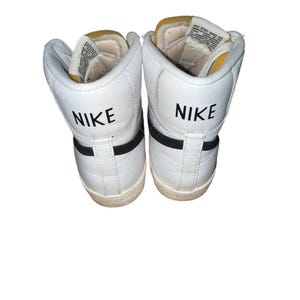 Zapatillas Nike Blazer Mid '77 Vintage para hombre, color blanco/negro, caña alta, talla 9.5. imagen 4