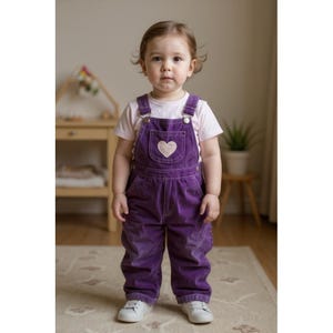 Puede incluir: Un juego de tres tazas de cerámica con un acabado mate moteado. Las tazas son de color crema, gris claro y gris oscuro. Cada taza tiene un diseño simple y minimalista.