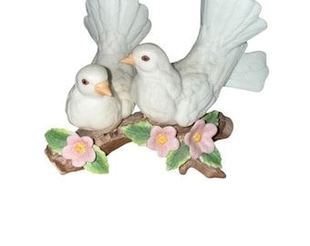 Figura vintage de HOMCO: Palomas blancas en una rama con flores rosas.