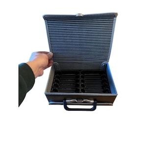 Pode incluir: Uma placa de madeira rústica com o texto "Welcome to our home" em letras brancas. A placa apresenta um acabamento desgastado e um design simples e convidativo, perfeito para a decoração da porta da frente.