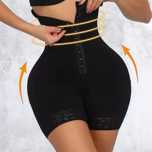 Puede incluir: Shorts de compresión negros de cintura alta con cierre de corchetes y ribete de encaje. Los shorts están diseñados para dar forma al cuerpo. La imagen incluye una ilustración del efecto moldeador.