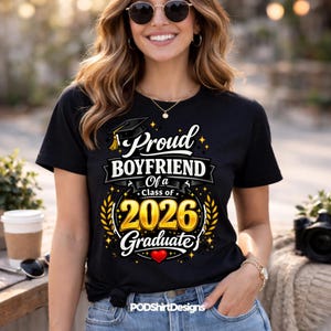 Camiseta "Orgulloso novio" Clase de 2026, Regalo de graduación para novio, Camiseta Senior 2026, Camiseta para fiesta de graduación, Camiseta de apoyo