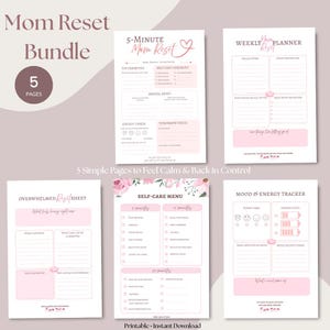 Pode incluir: Um conjunto de páginas de planejador imprimíveis com um esquema de cores rosa e branco suave. As páginas incluem um reset de 5 minutos, planejador semanal, menu de autocuidado, rastreador de humor e uma planilha de reset sobrecarregada. O texto inclui "Mom Reset Bundle".