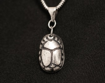 Srebrny wisiorek ze skarabeuszem: ręcznie robiony egipski amulet symbolizujący ochronę odnowy. Znak brytyjskiej probierczości.