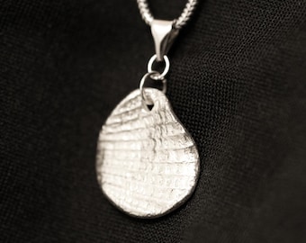 Ręcznie wykonany wisiorek z muszli ze srebra próby 925 z odciskiem prawdziwej muszli – Coastal Jewellery – UK Hallmark
