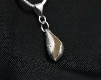 Ręcznie wykonany wisiorek ze srebra próby 925 z zielonym szkłem kornwalijskim – Coastal Jewellery (brytyjski znak rozpoznawczy)
