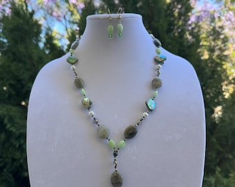 Collar de perlas y piedras verdes, joyería bohemia hecha a mano, collar llamativo inspirado en la naturaleza, regalo para ella.